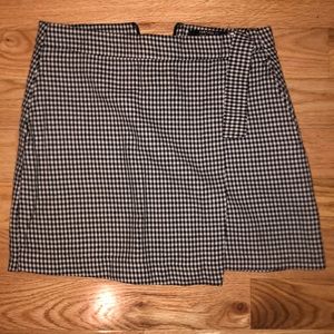 Gingham skirt belt accent